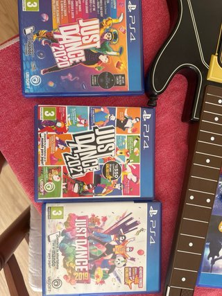 PS4 Nera + 3 Controller, 8 Giochi e Chitarra GH