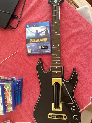 PS4 Nera + 3 Controller, 8 Giochi e Chitarra GH