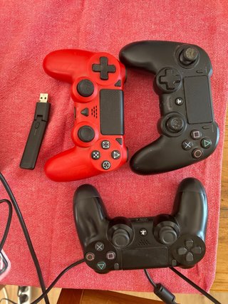PS4 Nera + 3 Controller, 8 Giochi e Chitarra GH