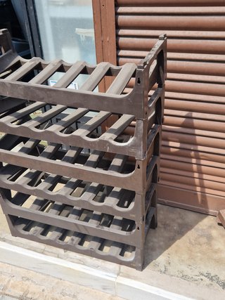 Estantería de plástico para botellas