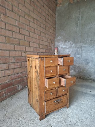 Cajonera antigua de madera con 12 cajones