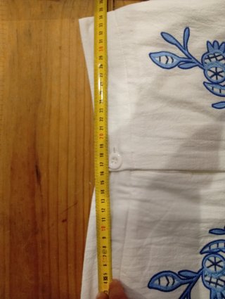 Pantalón blanco bordado azul