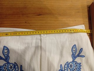 Pantalón blanco bordado azul