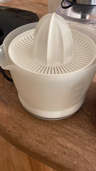 Exprimidor eléctrico blanco