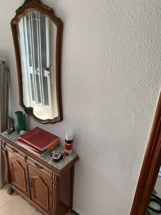 Recibidor de madera con espejo y mármol
