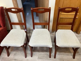 Mesa de comedor de madera con cristal