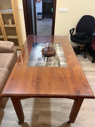 Mesa de comedor de madera con cristal