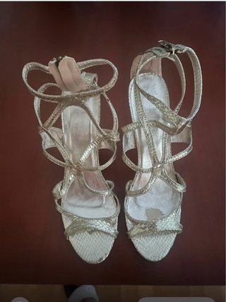Sandalias doradas tacón alto