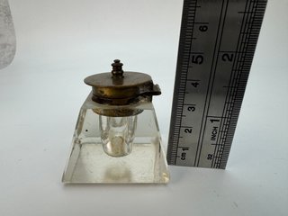 Tintero antiguo cristal tapa metálica