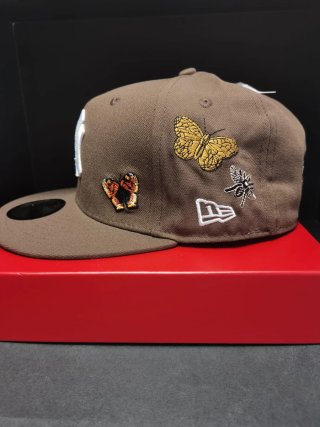 Gorra New Era 59FIFTY Marrón Mariposa Talla7.1/2