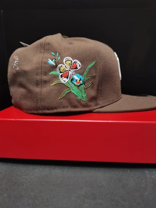 Gorra New Era 59FIFTY Marrón Mariposa Talla7.1/2