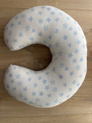 Cojín de lactancia con estrellas