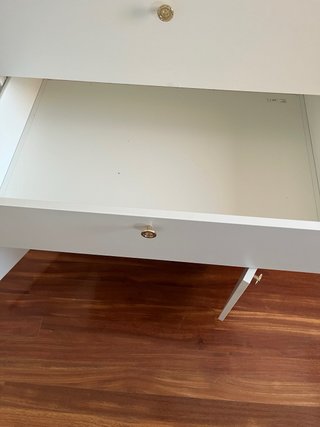 Cómoda blanca con detalles dorados