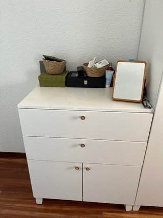 Cómoda blanca con detalles dorados