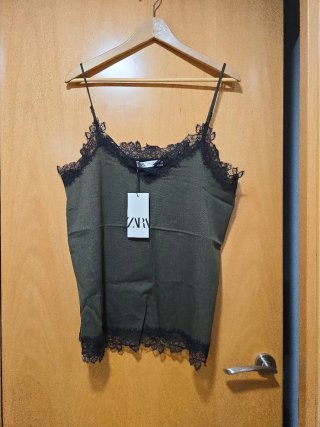 Top lencero Zara verde con encaje negro