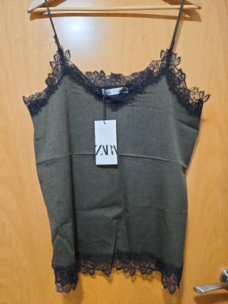 Top lencero Zara verde con encaje negro