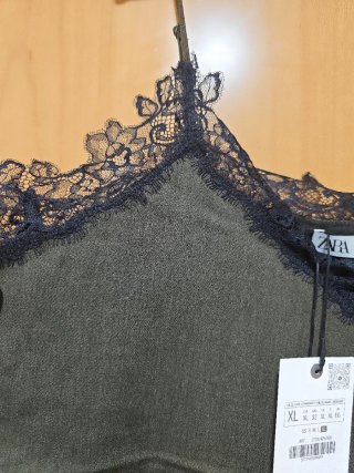 Top lencero Zara verde con encaje negro