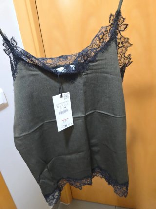 Top lencero Zara verde con encaje negro