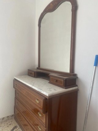 Cómoda antigua con espejo y mármol