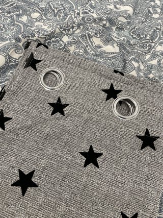 Cortina gris con estrellas negras