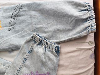 Pantalón vaquero Bershka estampado