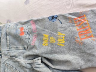 Pantalón vaquero Bershka estampado