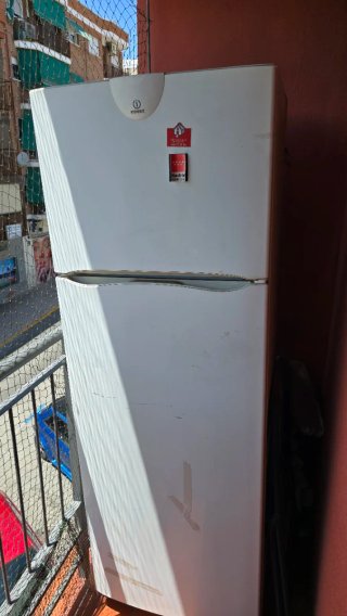 Nevera Indesit blanca