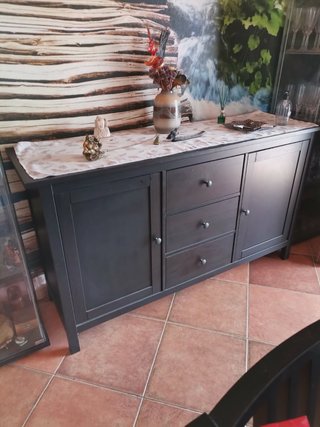 Mueble aparador negro y marrón