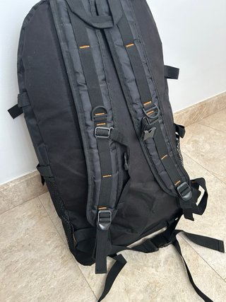 Mochila de excursionista negra y azul