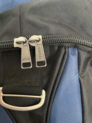Mochila de excursionista negra y azul