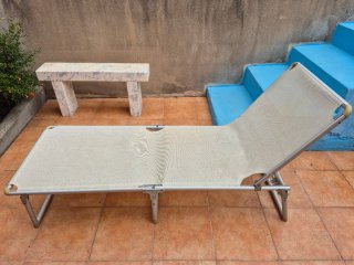 Tumbona plegable beige y plateada