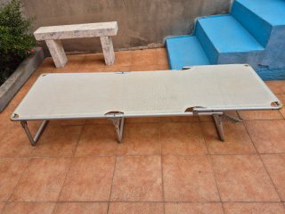 Tumbona plegable beige y plateada