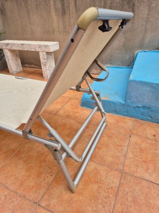 Tumbona plegable beige y plateada
