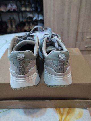 Tenis / Bambas grises y plateadas
