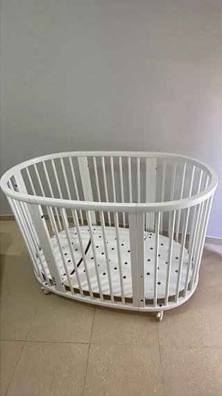 Cuna Stokke ovalada blanca