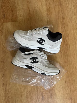 Zapatillas Runner Blancas y Negras