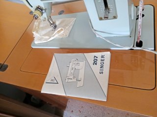 Macchina da cucire Singer con mobile