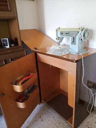 Macchina da cucire Singer con mobile
