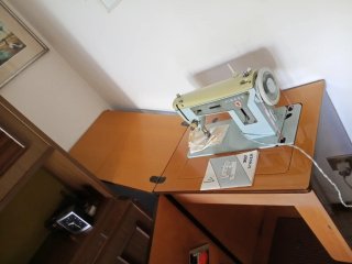 Macchina da cucire Singer con mobile