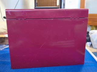 Cubo de herramientas metálico rojo