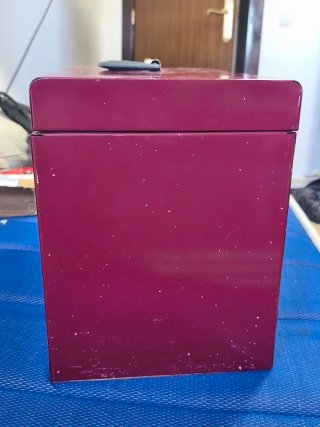 Cubo de herramientas metálico rojo