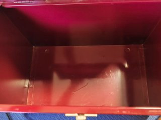 Cubo de herramientas metálico rojo