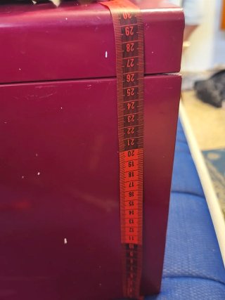 Cubo de herramientas metálico rojo