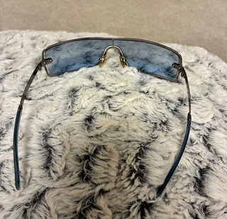 Gafas de sol plateadas y azules