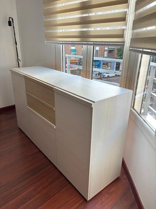 Cómoda blanca y madera