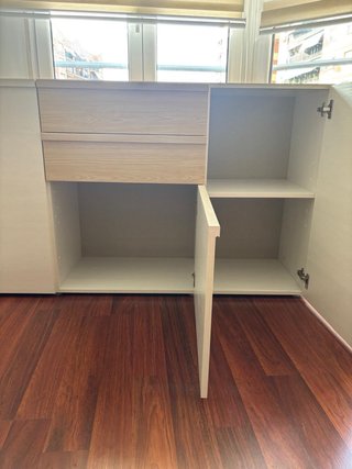 Cómoda blanca y madera
