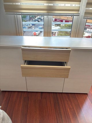 Cómoda blanca y madera