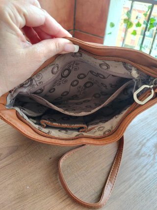 Bolso marrón con flor