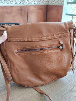 Bolso marrón con flor