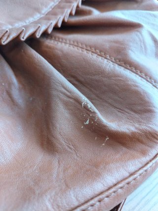Bolso marrón con flor